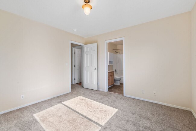 Building Photo - 3 Bedroom 2.5 Bathroom Home in Southwest B...