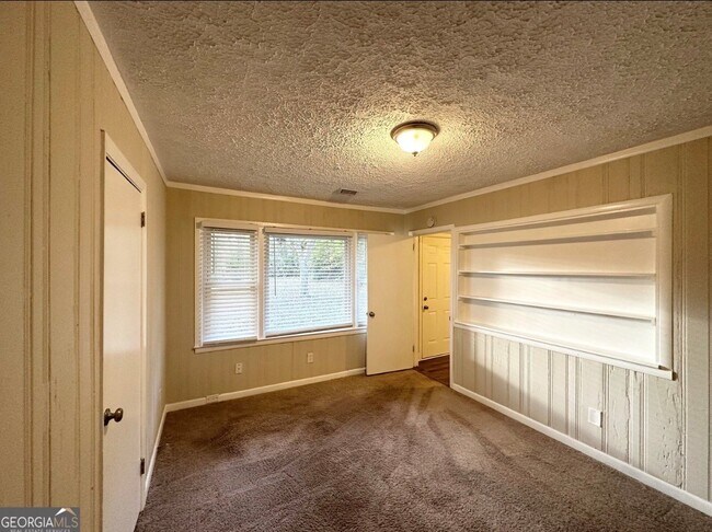 Building Photo - 1737 McKenzie Dr