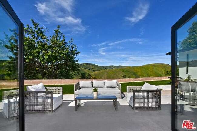 Building Photo - 26065 Farmfield Rd