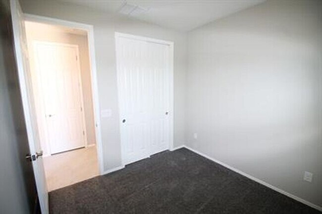 Building Photo - Desirable La Estancia Neighboorhood