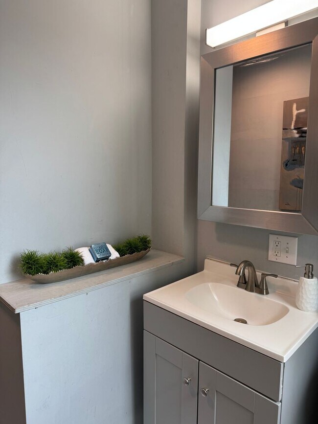 Building Photo - NOW LEASING! Renovated 1 bed, 1 bath avail...