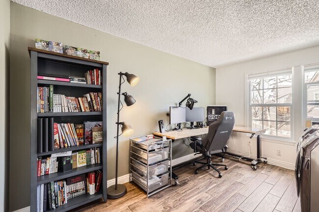 Building Photo - Evolve Real Estate: Spacious 3 Bed 3 bath ...