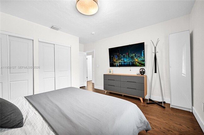 Building Photo - 295 De Leon Dr