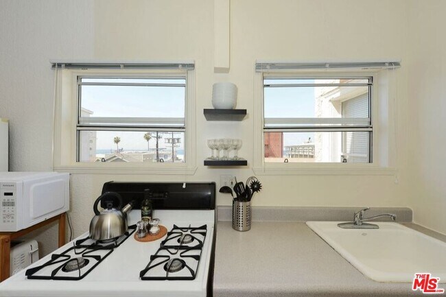 Building Photo - 26 Breeze Ave