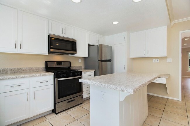 Building Photo - Live by the Lakeside -  Upgraded Spacious TOWNHOME in Lakeside Park