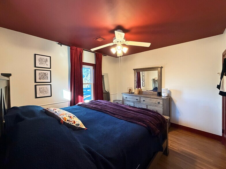 Building Photo - 2023 E 14th Pl