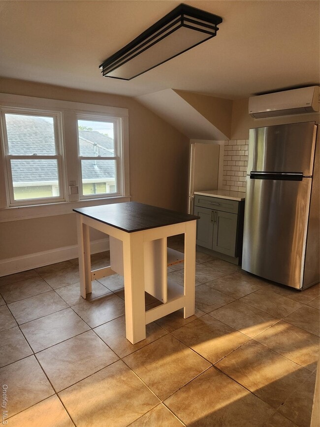 Building Photo - 10 Forest Ave