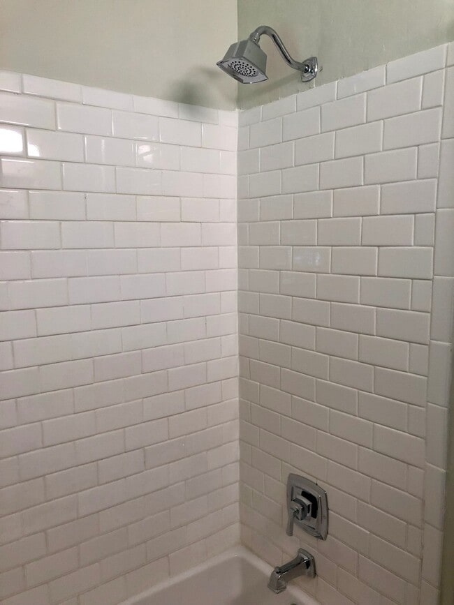 Building Photo - 447 Plum St