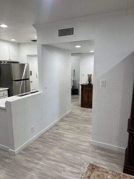 Building Photo - 21000 Parthenia St
