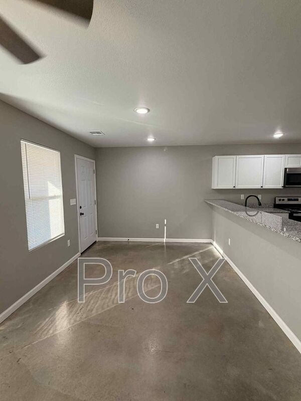 Building Photo - 1413 S Byers Ave