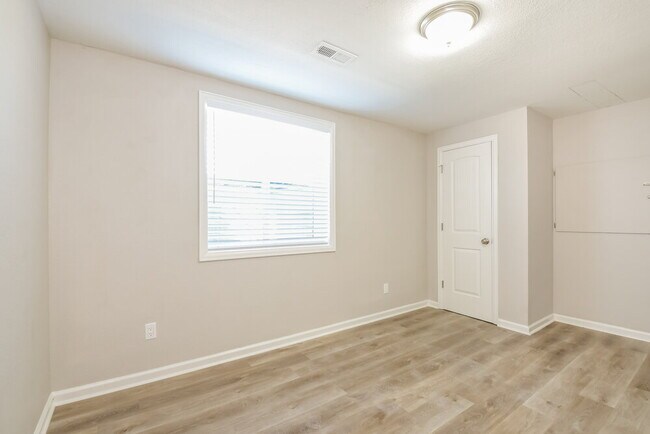 Building Photo - 12961 Leesburg Rd