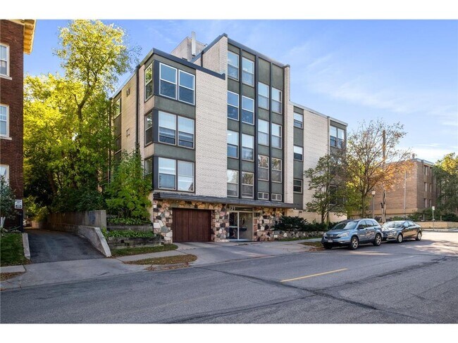 Building Photo - 821 Douglas Ave