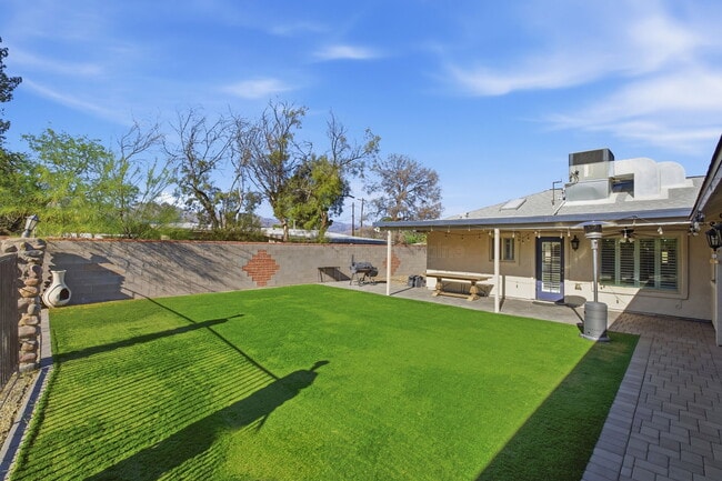 Building Photo - 1901 N Rosemont Blvd