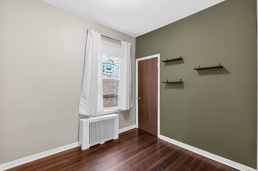 Bedroom - 5203 N Winthrop Ave