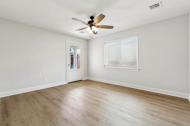 Building Photo - 433 Greenmount Dr