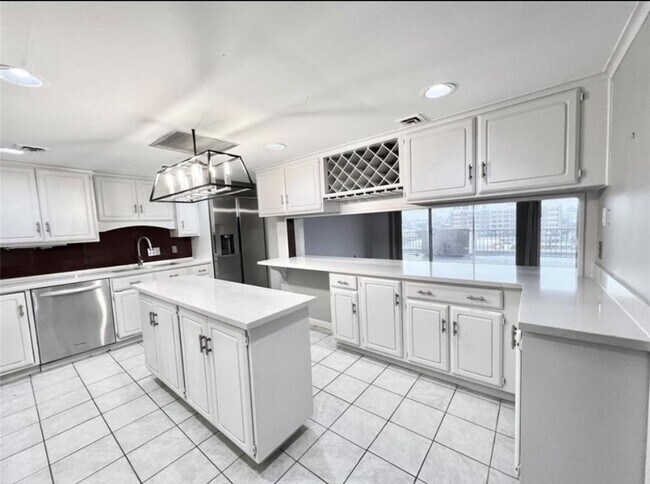 Building Photo - 2016 Main St