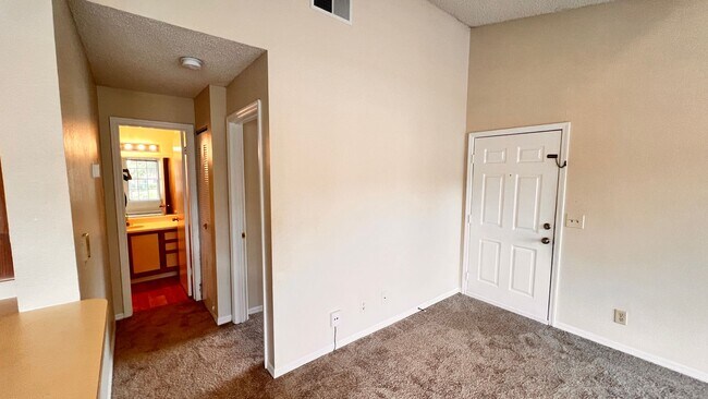 Building Photo - Available NOW! Charming 2 BD / 2 BA in Orl...