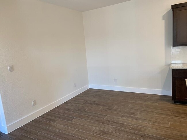 Building Photo - 626 Parkline Dr