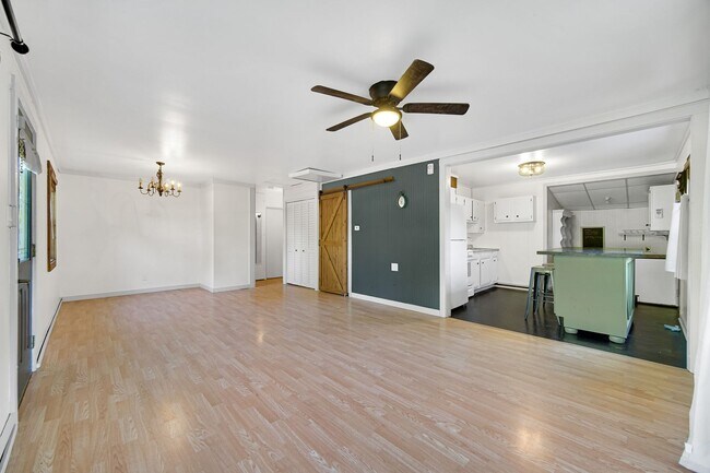 Building Photo - 3 Bedroom 1 Bathroom Apartment for Rent!