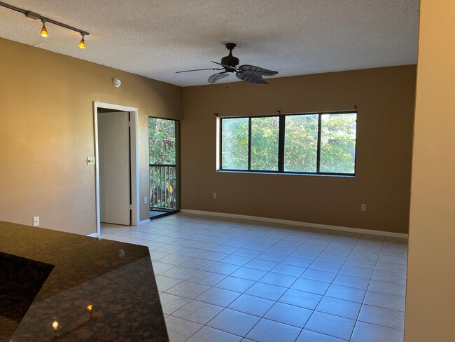 Building Photo - Pretty, updated 1 bed, 1 bath in Fort Lauderdale