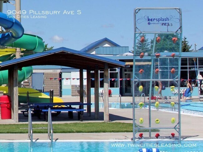 Building Photo - 3 Bedrooms Top Level w/ Full Bath - 2 Car ...