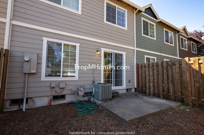 Building Photo - Three Bedroom Townhome in Great Canby Neighborhood!