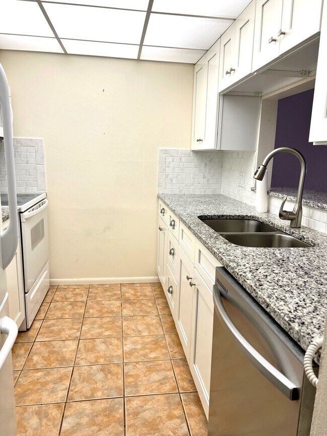 Building Photo - 55+ Community - 1BR/1BA Condo in Las Palmas
