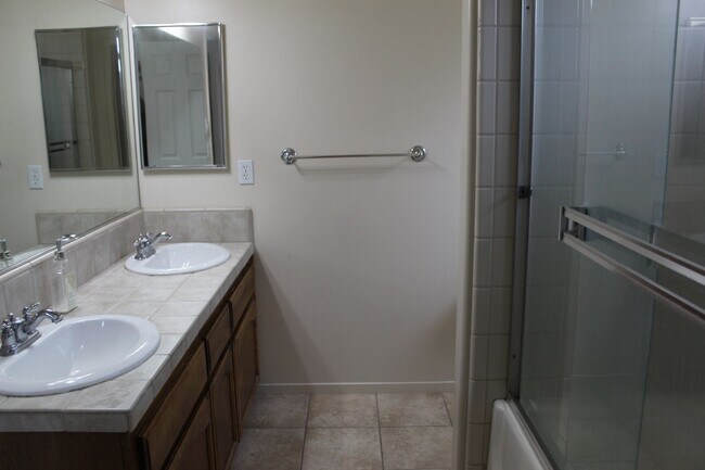 Building Photo - Beautiful Spacious Home for Rent Near Hosking and Mckee Area