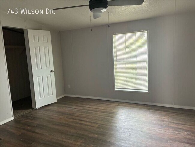 Building Photo - 743 Wilson Dr