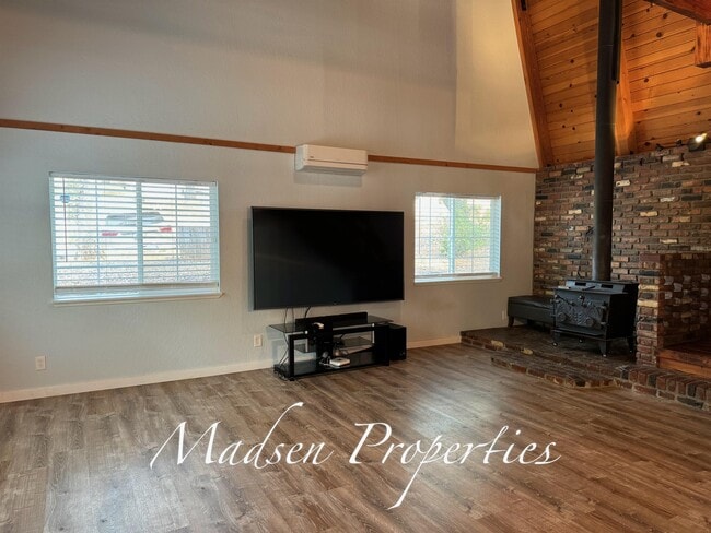 Building Photo - 20 Fairhill Dr