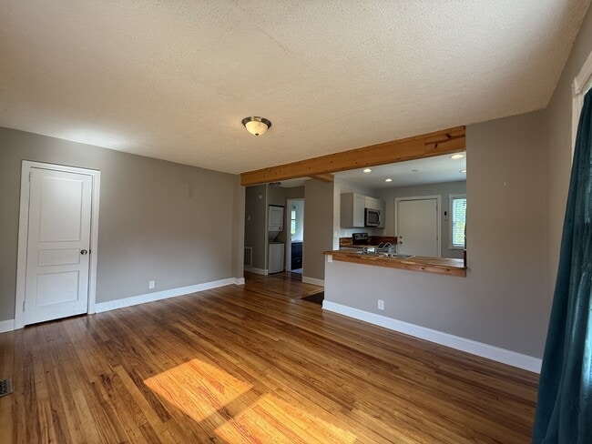 Building Photo - 2336 Boxwood Ln NE