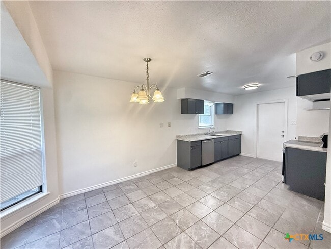 Building Photo - 912 Spring Hill Dr