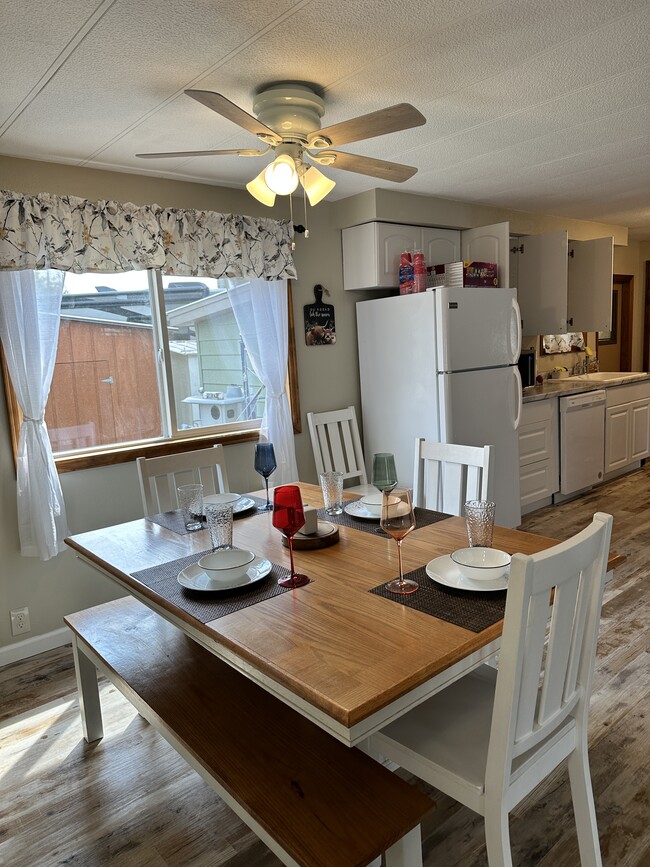 Building Photo - 712 SE Railroad Ave