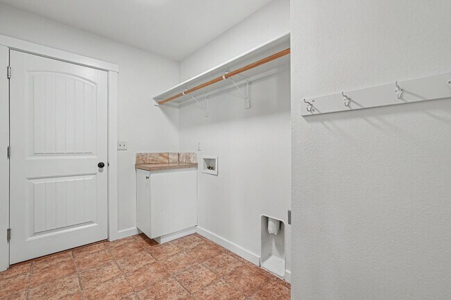 Building Photo - 2040 Kelly Dr