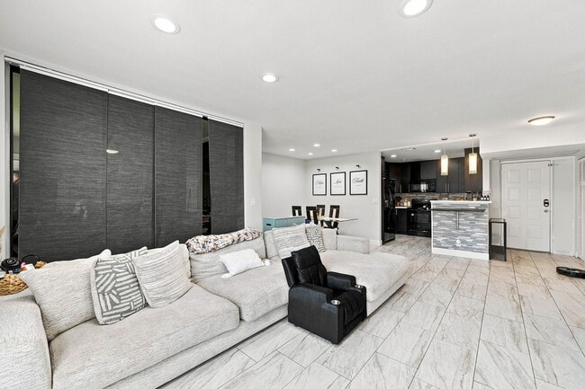 Building Photo - 2581 Carambola Cir N