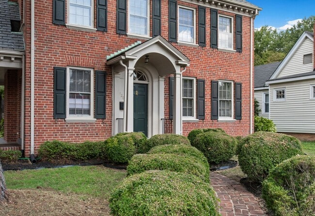 Building Photo - BEAUTIFUL COLONIAL HOME ON LIBBIE AVENUE B...
