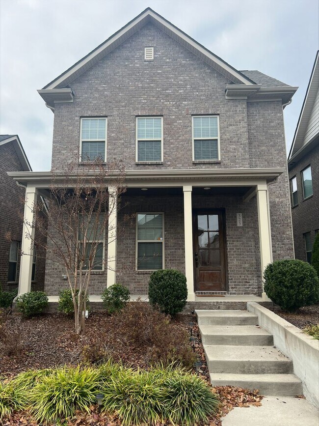 Building Photo - Charming and Convenient Home in Hendersonville