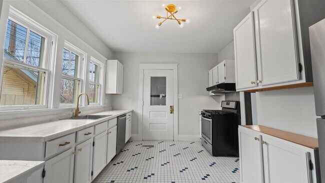 Building Photo - Single-family historic home in West Central with porch and private courtyard.