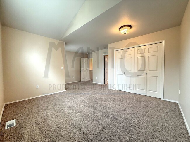 Building Photo - Beautiful Carnahan Crest Townhome