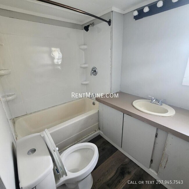 Building Photo - 681 Main Rd N