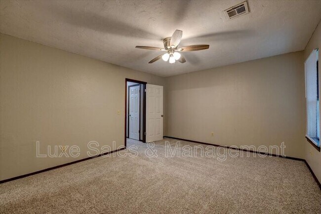 Building Photo - 1707 N Gleason Ave