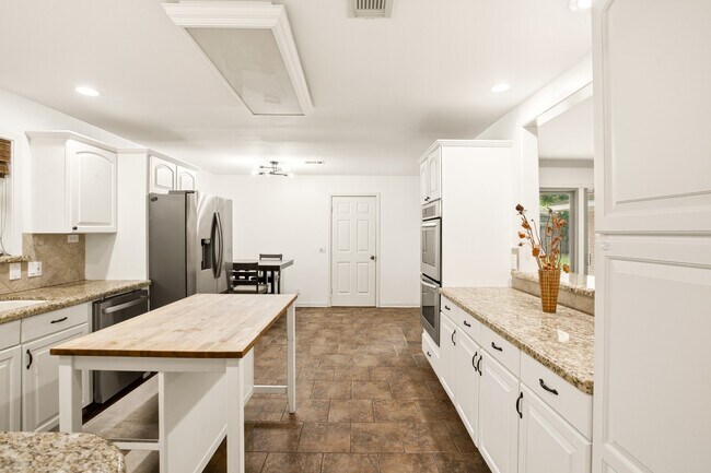 Building Photo - 5238 Kinglet St