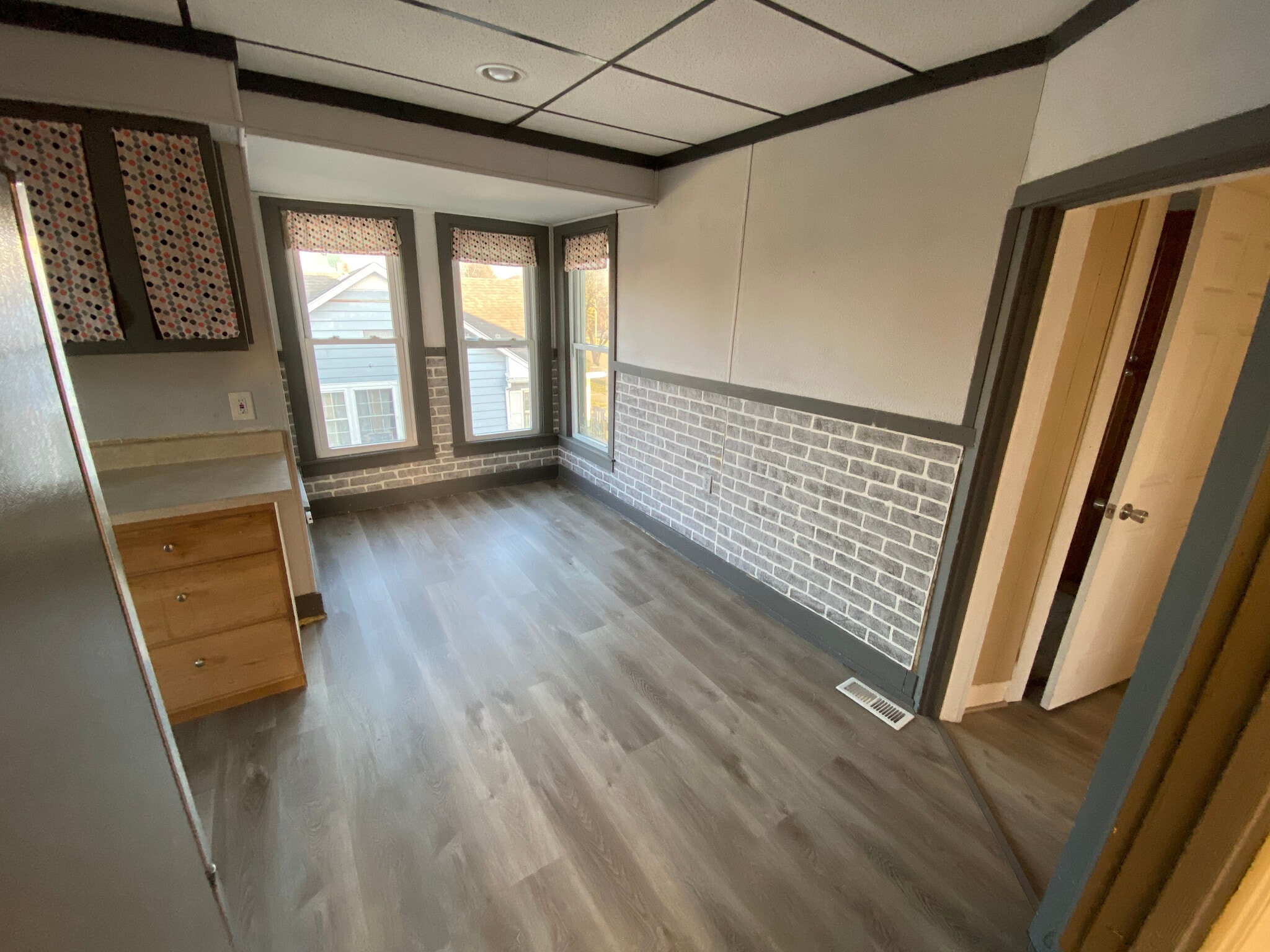 Kitchen / dining area - 630 9th ave s