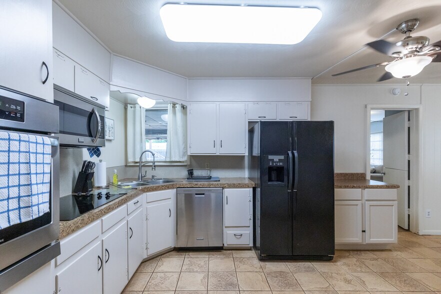 Building Photo - 1802 Glendale Dr