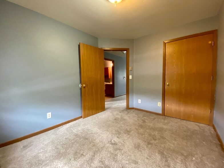 Building Photo - 510 W Newhall Ave