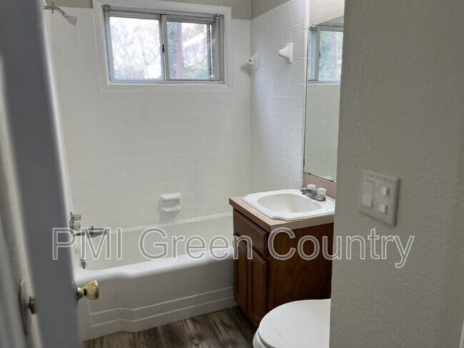 Building Photo - 4416 N Detroit Pl