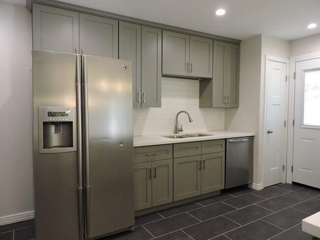 Building Photo - Total Remodel Townhome-Like Unit in Berkel...