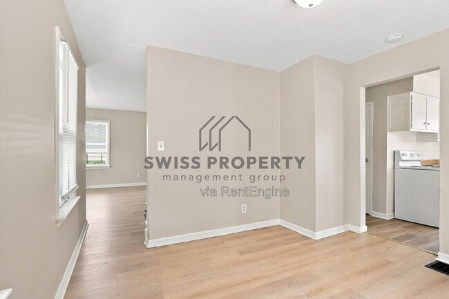 Building Photo - 1590 Vendome Dr S