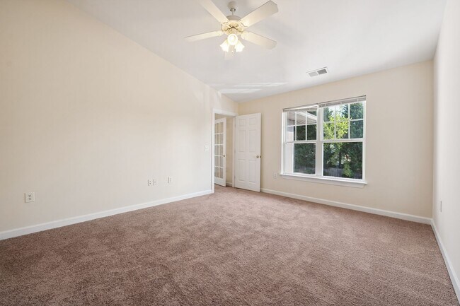 Building Photo - 1 Bedroom + 1 Full Bathroom Available at 3...