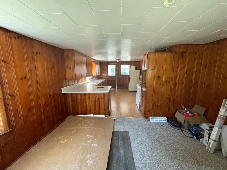 Building Photo - 252 River Rd
